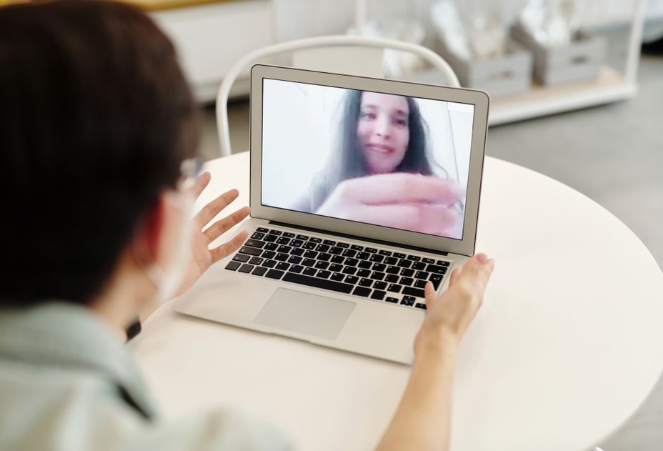 Online dating: starting a conversation on a niche platform