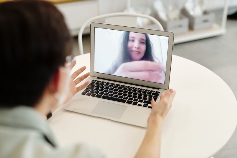 Cursantă la o lecție online de engleză, video call