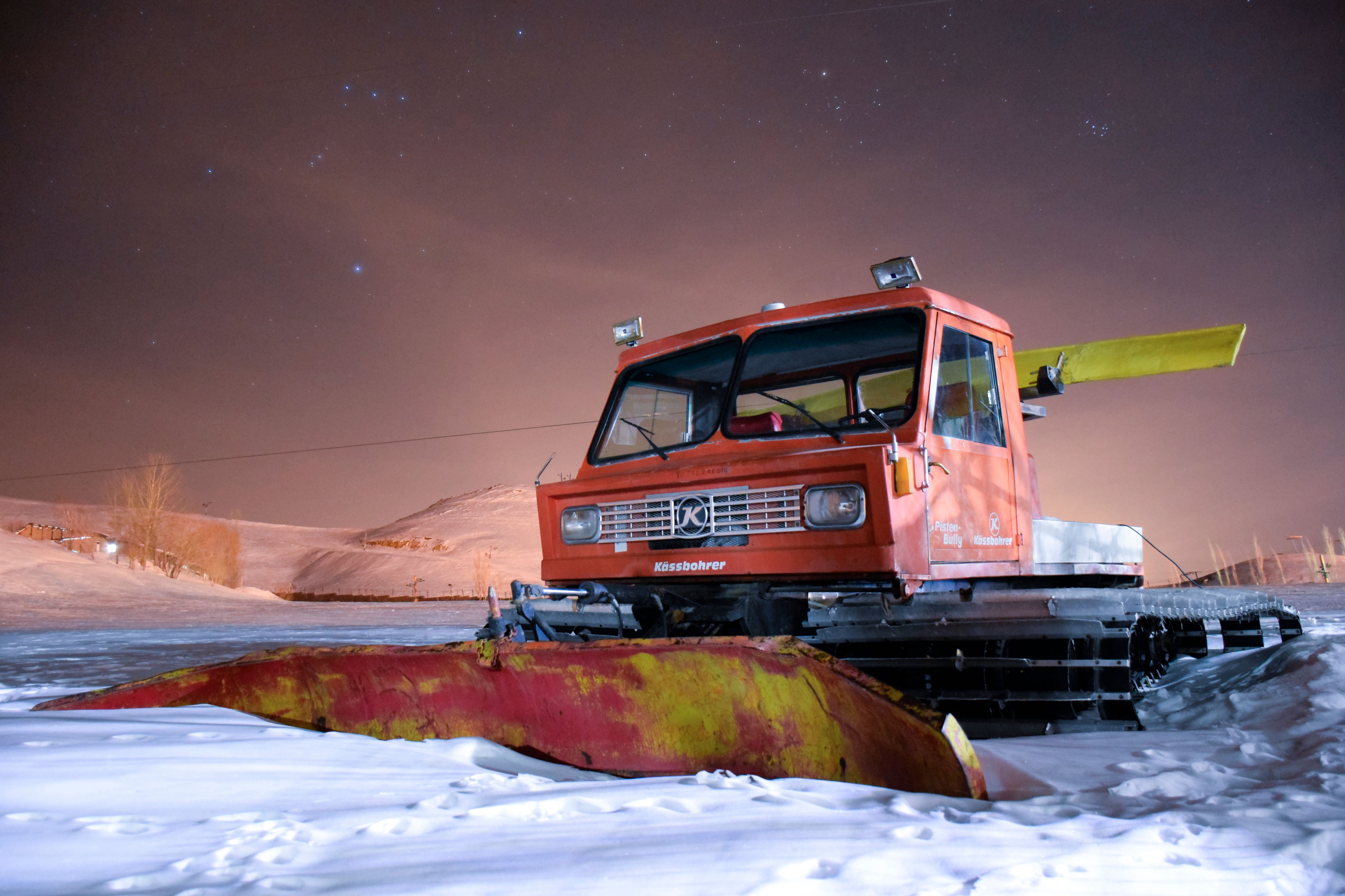 在德黑兰省阿巴利的夜空下，一名扫雪工正在雪地上犁地