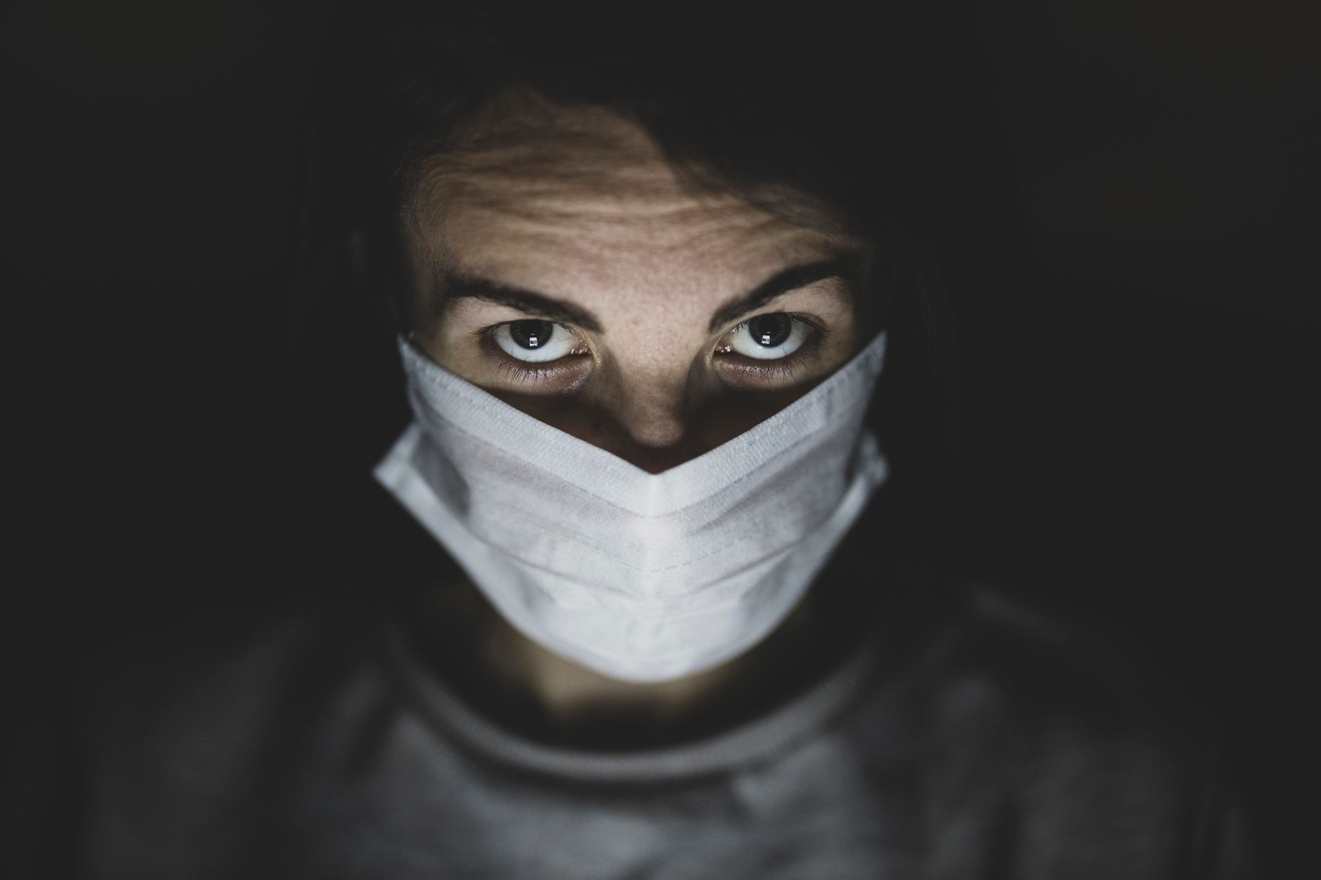 독감 주요 증상 정리|지금 확인해야 할 필수 정보 4 Close-up portrait of a person wearing a mask, emphasizing health and safety precautions.