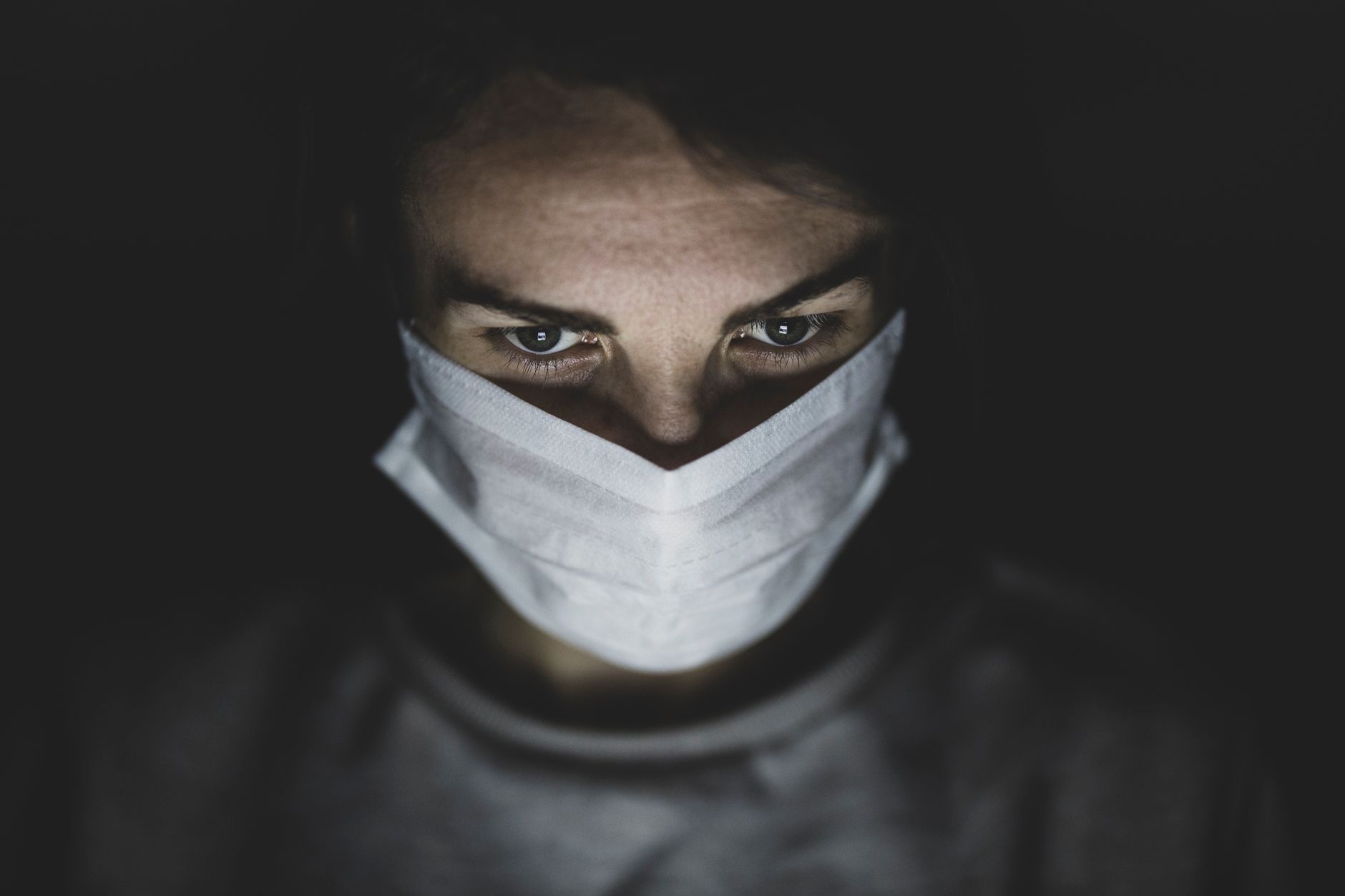 독감 증상 어린이 주요 특징|지금 확인하세요 필수 꿀팁 정리 4 Intense close-up of a person wearing a medical face mask, conveying caution.