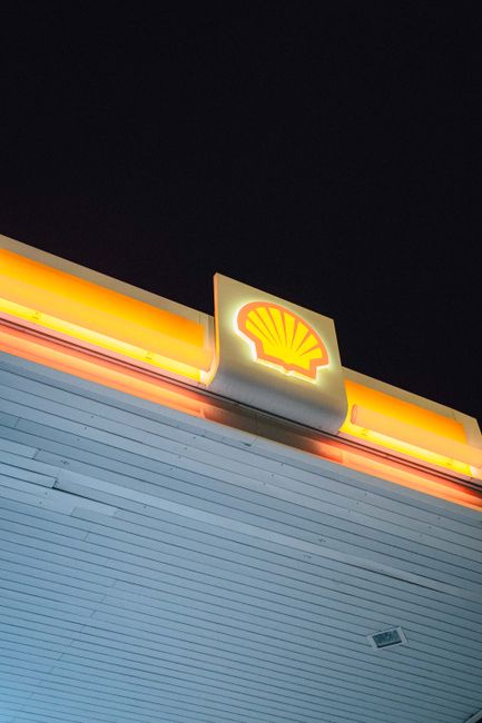 Fotomural Marquesina iluminada de una gasolinera Shell, fotografiada de noche en Segovia, España.