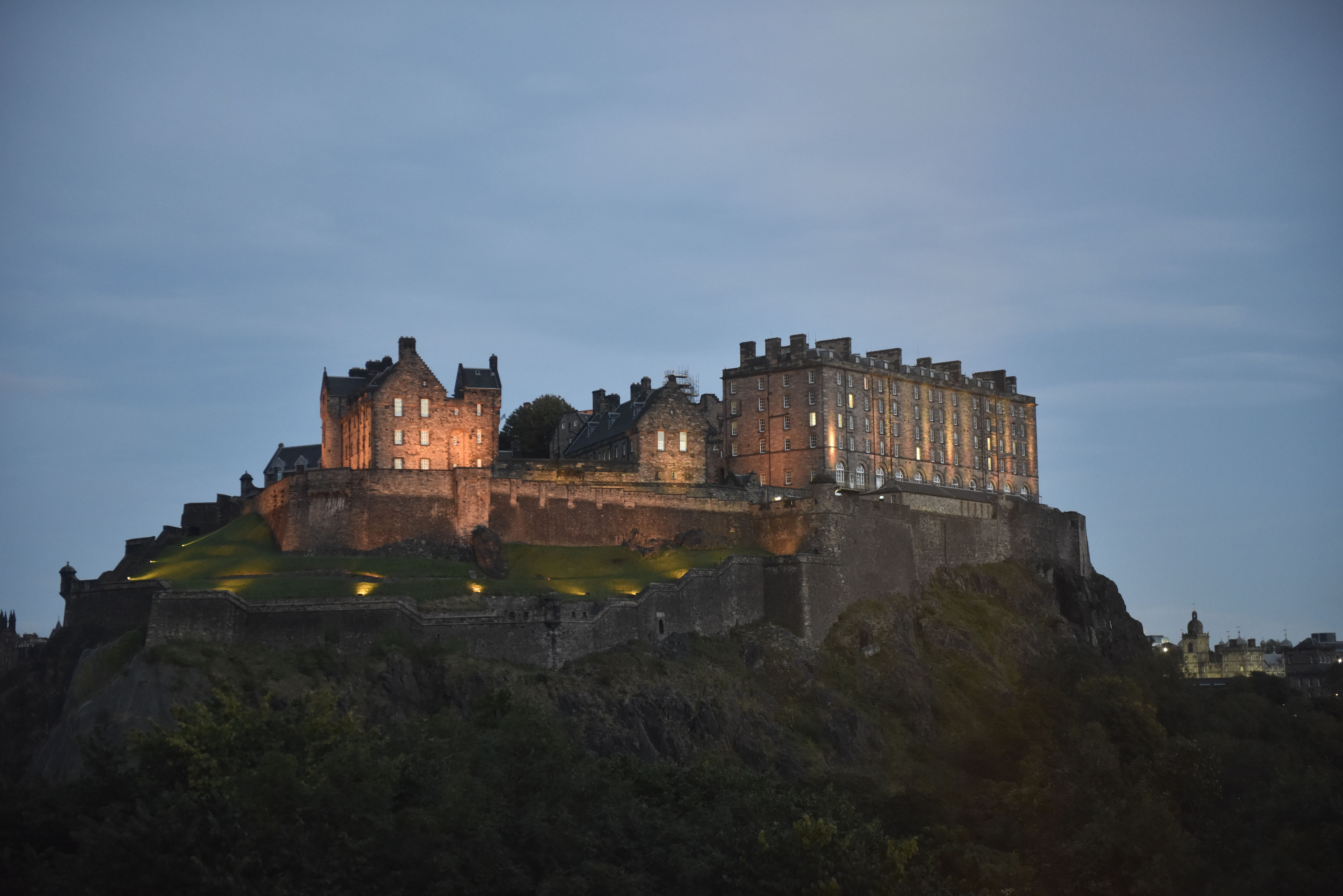 Edinburgh Castle Illuminated at Dusk · Free Stock Photo
