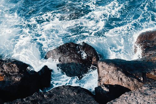 Free Powerful waves crash onto rocks, showcasing the dynamic beauty of nature's force in Samsun, Türkiye. Stock Photo