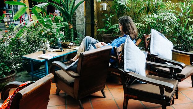 A serene outdoor cafe scene in Da Nang, Vietnam, showcasing relaxation and greenery.