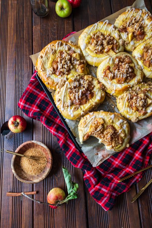Free Freshly baked apple cinnamon pastries with a sweet glaze, perfect for a cozy autumn day. Stock Photo