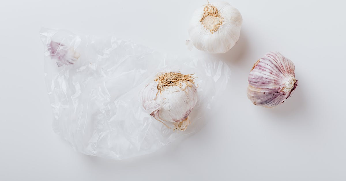 How to cut garlic cloves for cooking