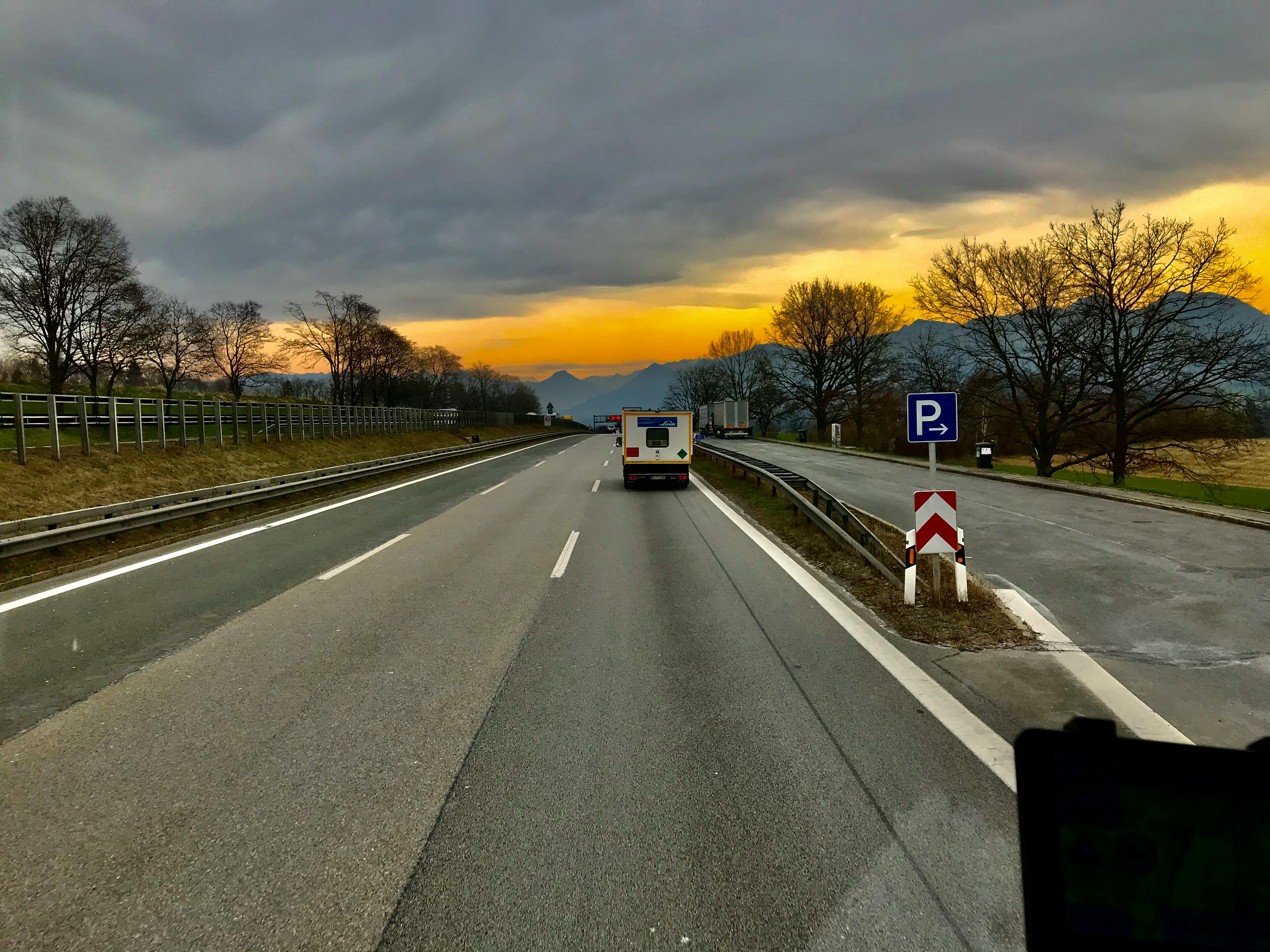 임산부와 아이의 손을 잡고 있는 모습