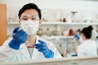 科学家在实验室安全地进行实验
