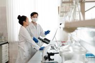 科学家在实验室佩戴安全装备并讨论实验
