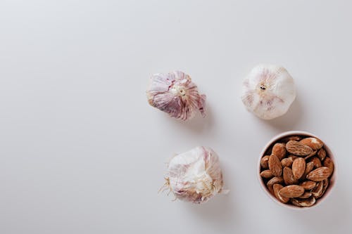 Composition of garlic bulbs and raw almonds