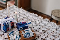 为庆祝传统节日，犹太家庭的餐桌上装饰着礼物、蜡烛和饼干