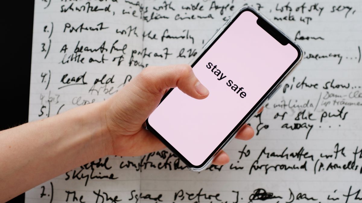 stay safeの文字が表示されたスマートフォンを持つ手元のイメージ