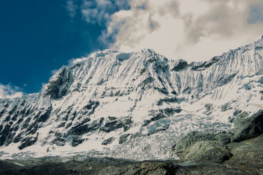 Stunning view of snow-capped mountains under a clear blue sky in Huaraz, Áncash, Perú.