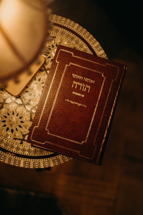 Foto de Livro Aberto Em Uma Prateleira Hebraico Shalom Israel Judaísmo e  mais fotos de stock de Aberto - iStock
