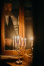 烛台在镜子中反射出点燃的蜡烛，象征着犹太传统的光明节