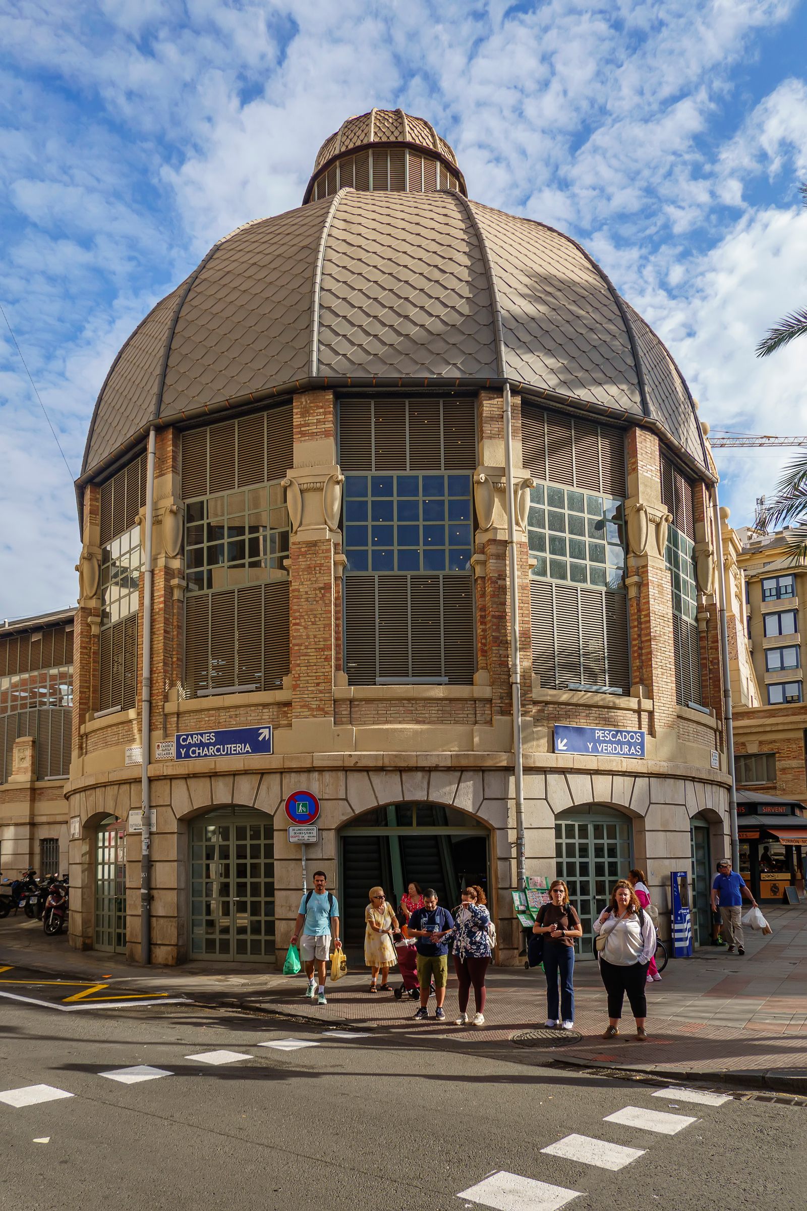 Cazare în Alicante: clădirea Mercado Central, cu cupola de la intrare