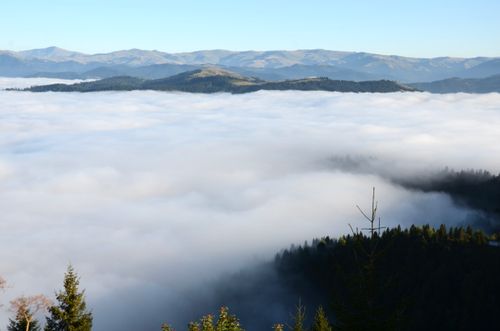 Free Breathtaking mountain view with clouds enveloping the valleys, showcasing a serene and natural atmosphere. Stock Photo