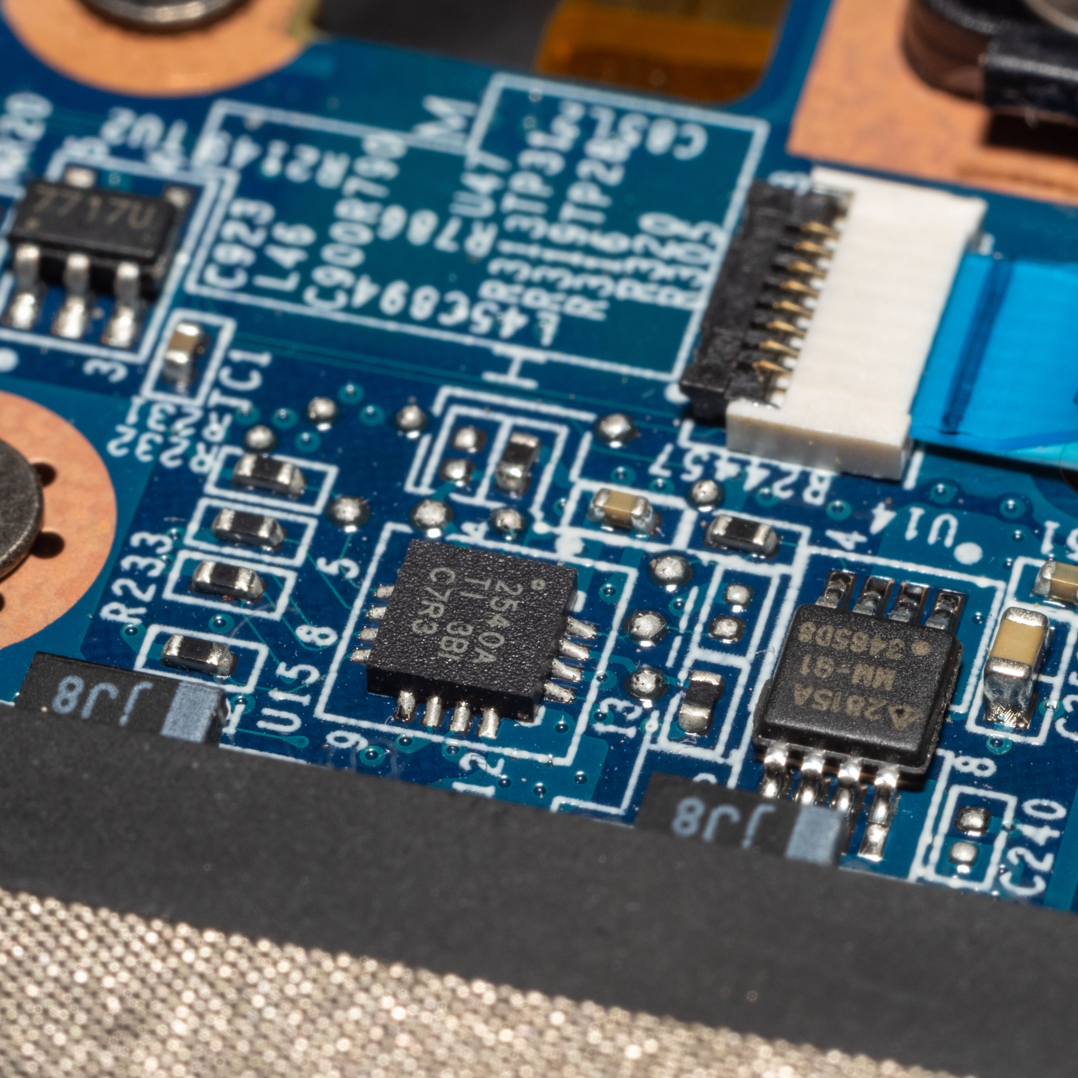 Technicien travaillant sur un ordinateur portable