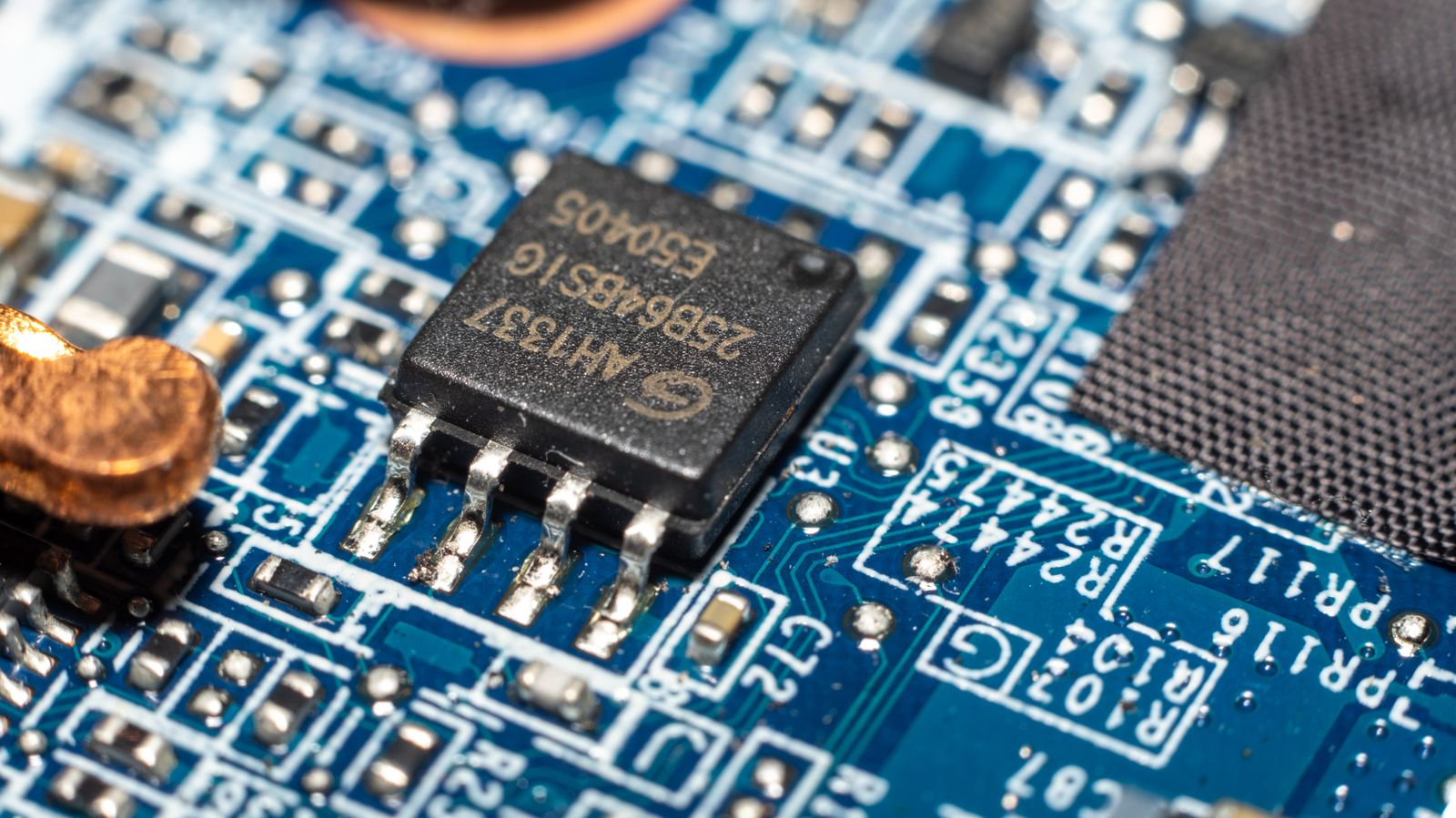 Close de chips semicondutores em fundo preto, destacando detalhes técnicos
