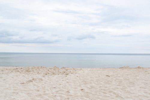 Plage De Sable Blanc Sous Les Nuages Blancs