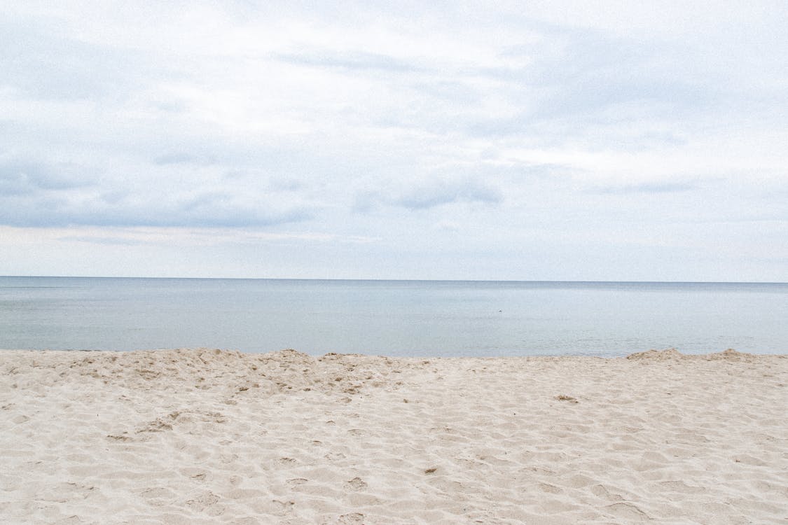 Free Белый песчаный пляж под белыми облаками Stock Photo