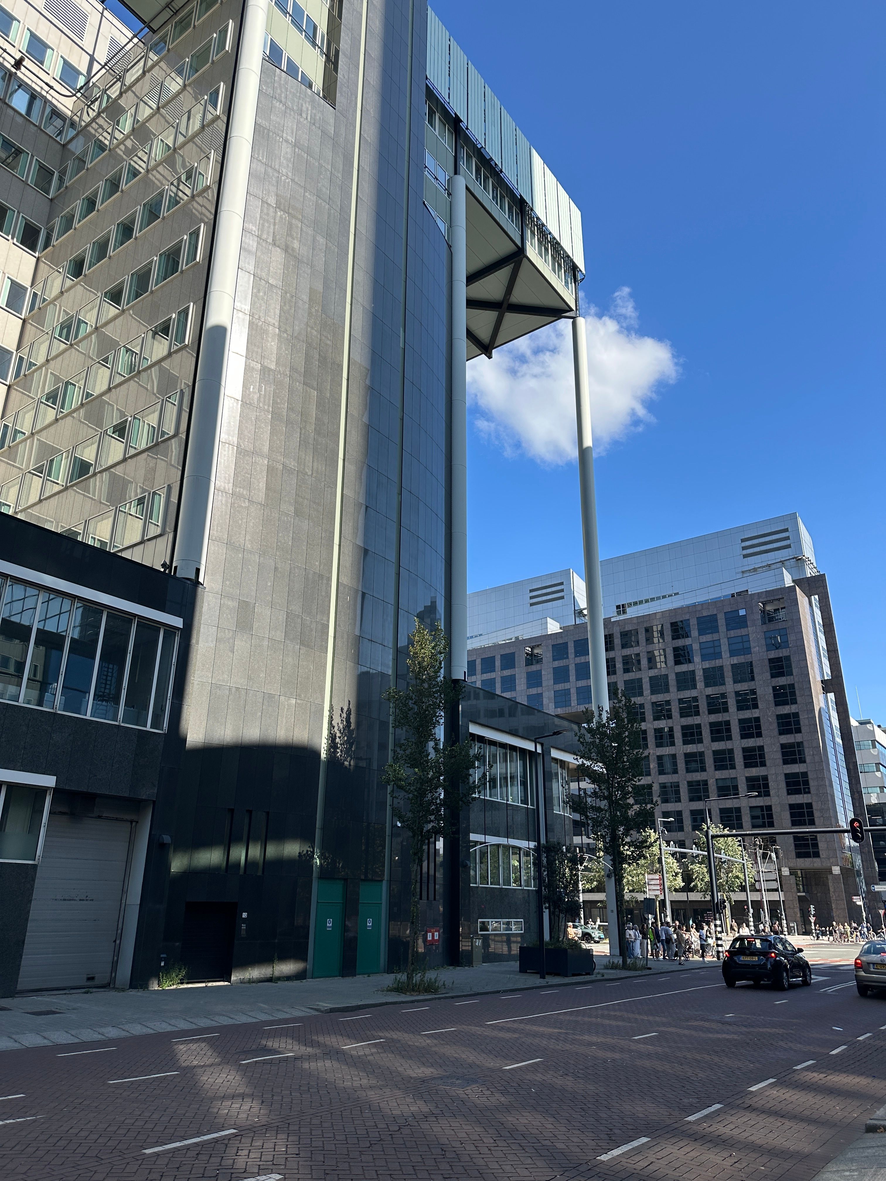 Hoge, moderne kantoorgebouwen in het bruisende zakendistrict van Rotterdam op een heldere dag.