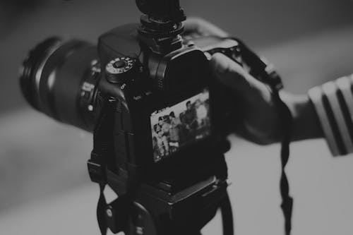 Grijswaardenfotografie Van Een Persoon Met Een Zwarte Dslr Camera