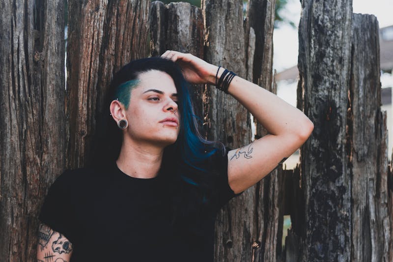 معدات تسجيل صوتي ومايكروفونات في استوديو بودكاست