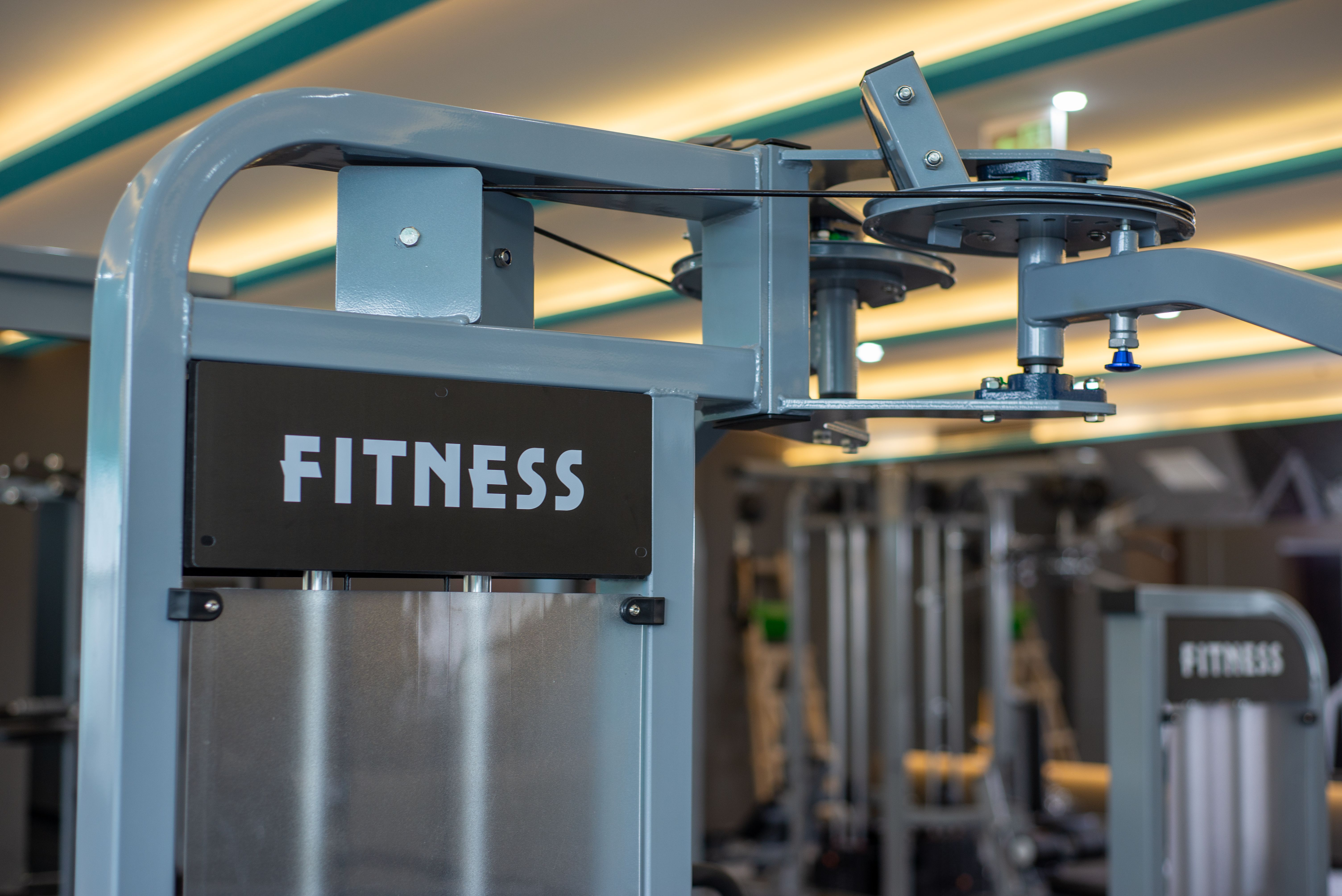 Modern spor salonu üye check-in ekranı ve turnike sistemi