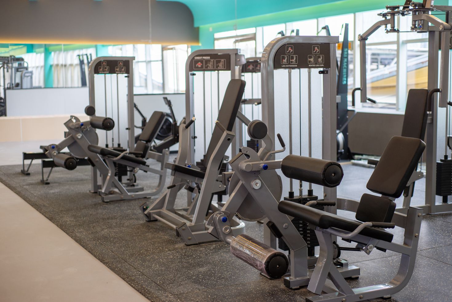 AC Gym Bau & Pengap? Standar Suhu, Sirkulasi Udara & SOP Permenkes 2/2023