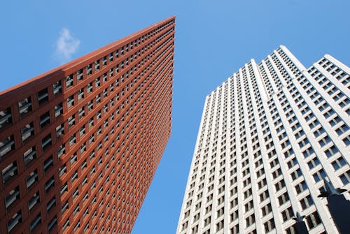 Высотное здание во время ясного голубого неба