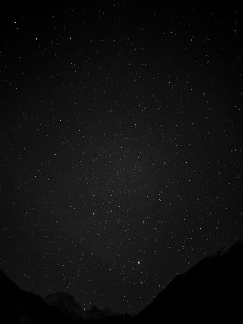 Free A breathtaking night sky filled with countless stars, capturing the serene beauty of the universe. Stock Photo