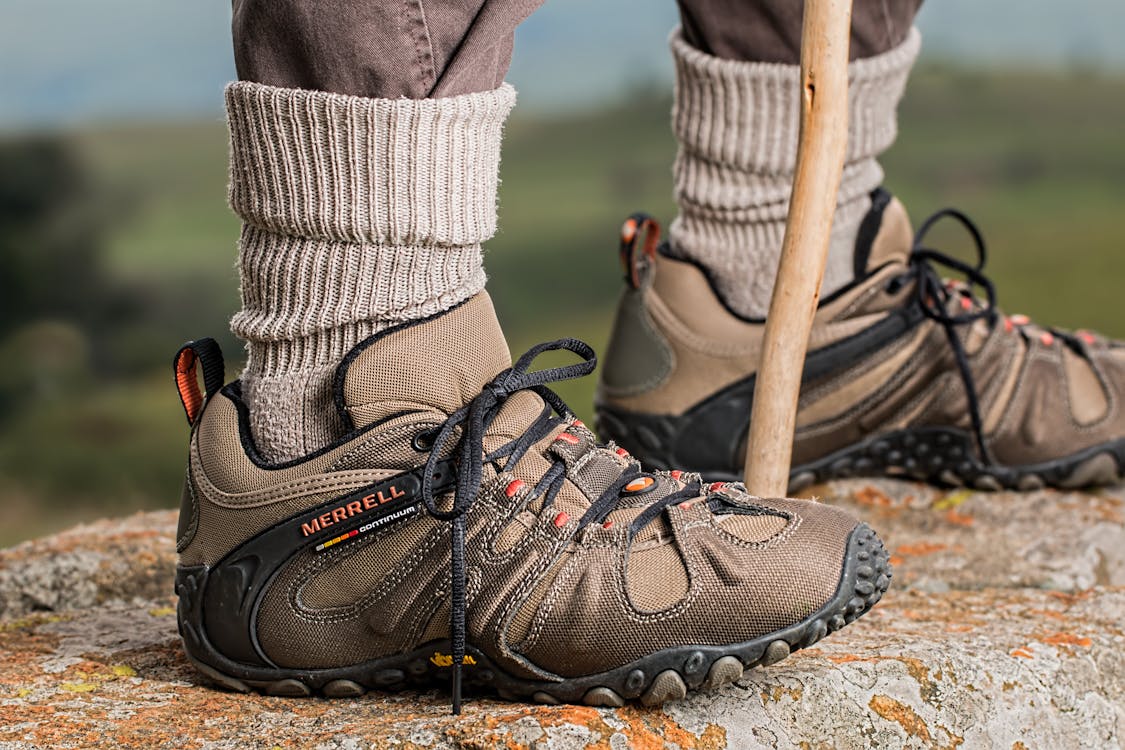 Zapatos De Senderismo Merrell Marrón Y Gris Para Hombre Holding Stick