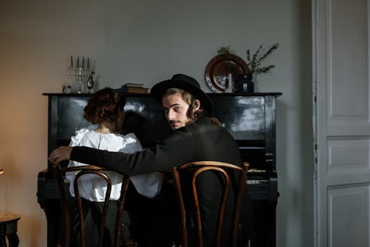 一对夫妇在配有钢琴的经典家庭室内享受舒适的时刻