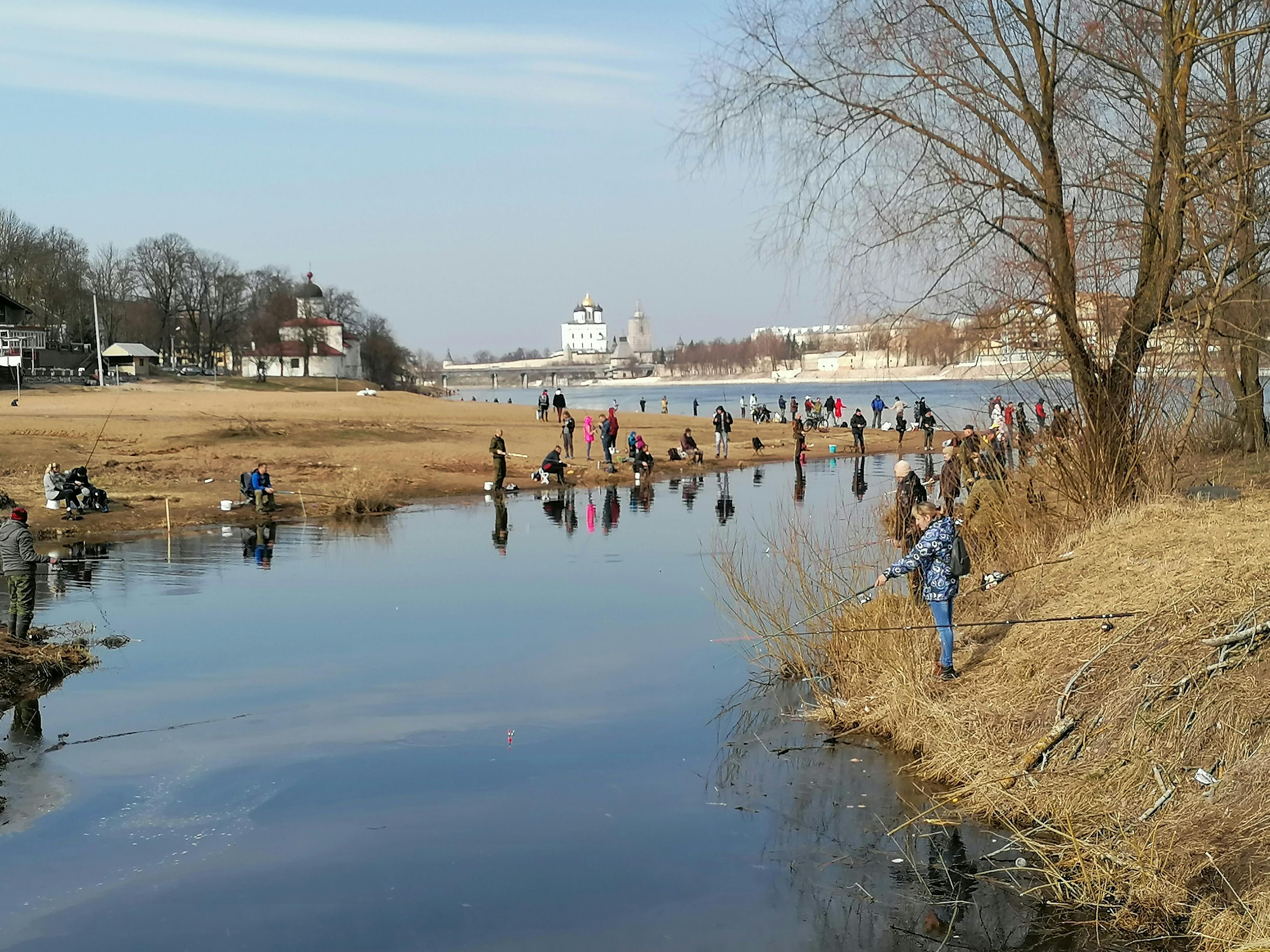 고효율 냉장고 앞에서 웃고 있는 가족