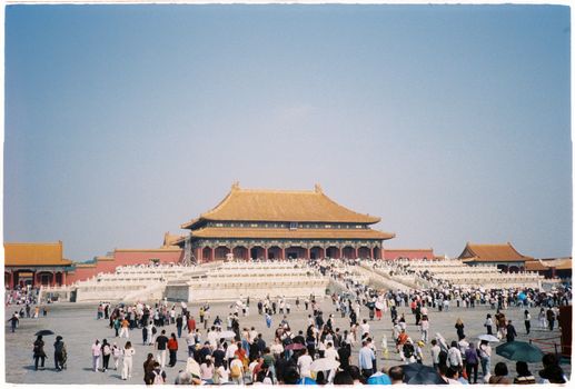 游客们在湛蓝的天空下参观北京标志性的故宫。 - 相关推荐