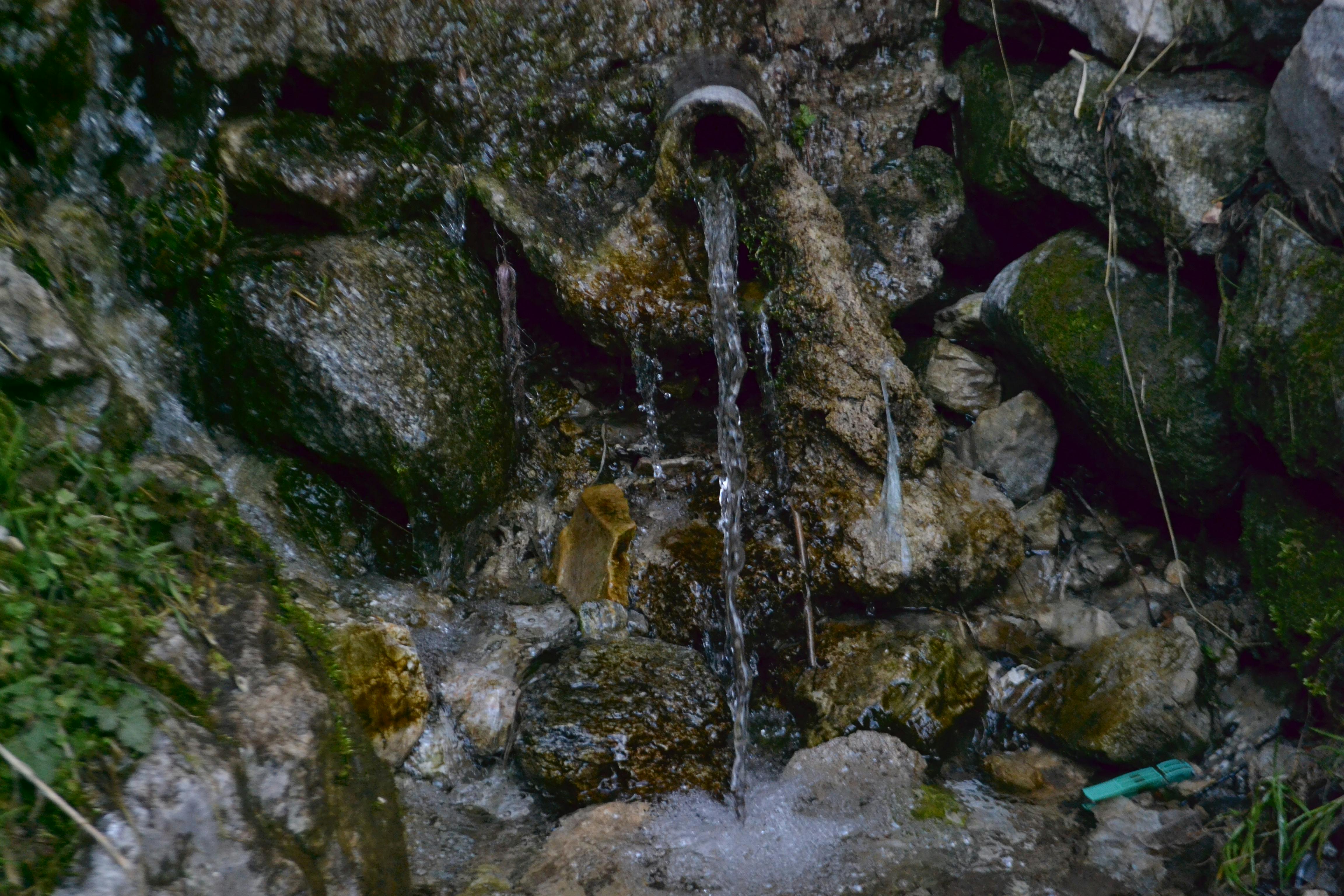 理学療法士が患者の脚を評価している様子