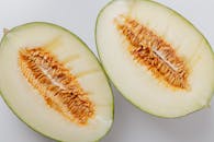 特写镜头展示了新鲜切片的哈密瓜，其种子和质地清晰可见