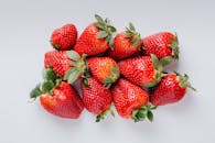 白色背景上整齐排列着充满活力的新鲜草莓顶视图