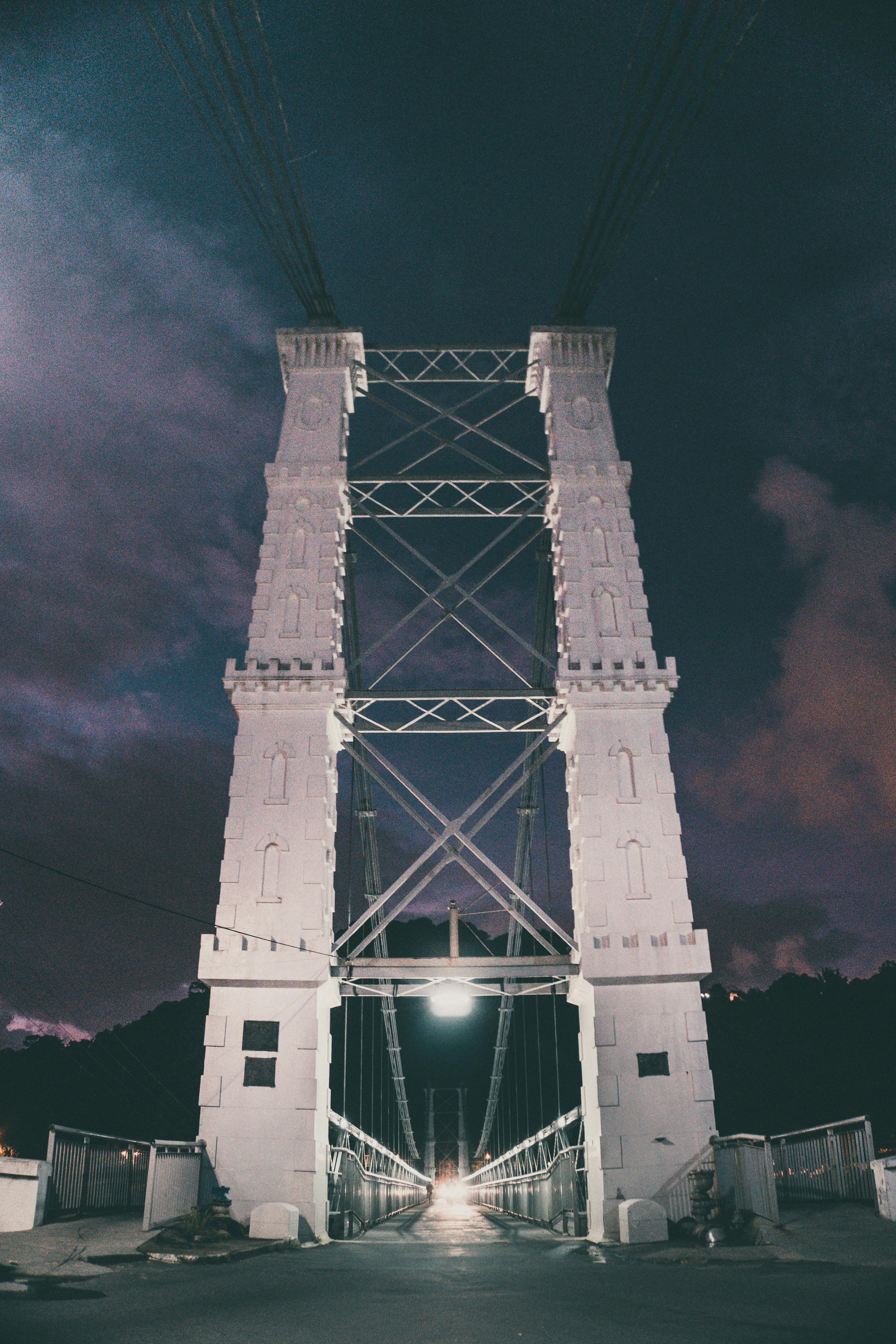 夜空中被照亮的现代吊桥景色壮丽
