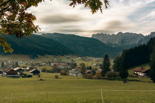 Free Explore the picturesque autumn view of Gosau in Upper Austria with rustic houses and mountain backdrop. Stock Photo