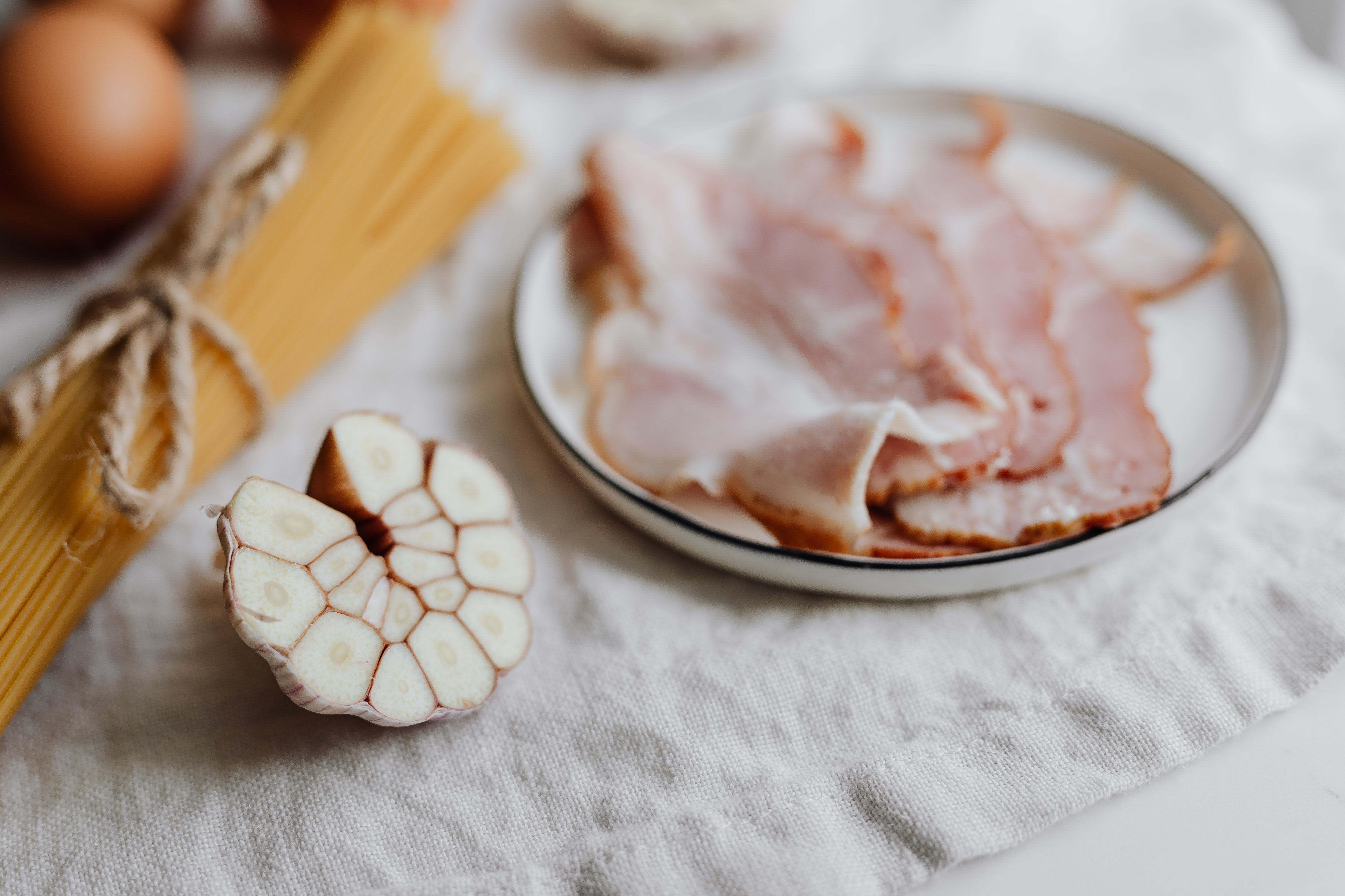 Pollo crudo con especias listo para cocinar