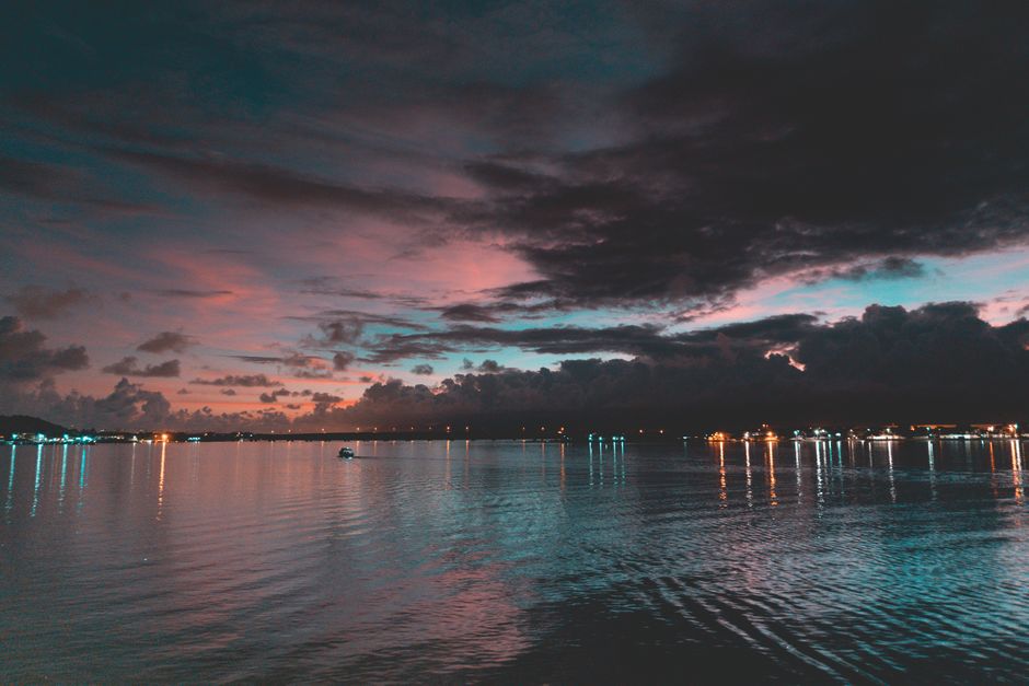 Malam di Tepi Danau Kampus