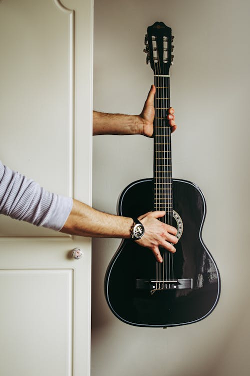 Ücretsiz akustik gitar, dikey atış, eller içeren Ücretsiz stok fotoğraf Stok Fotoğraflar