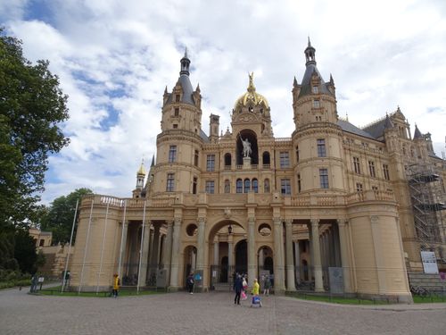 Free A stunning view of Schwerin Castle in Germany with tourists enjoying a sunny day. Stock Photo