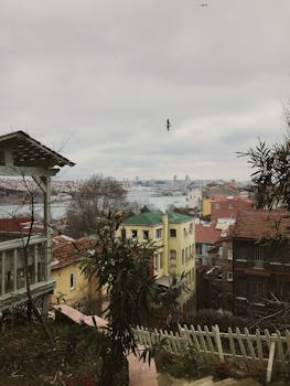 在多云的天空下，探索伊斯坦布尔的建筑与博斯普鲁斯海峡宁静如画的景色