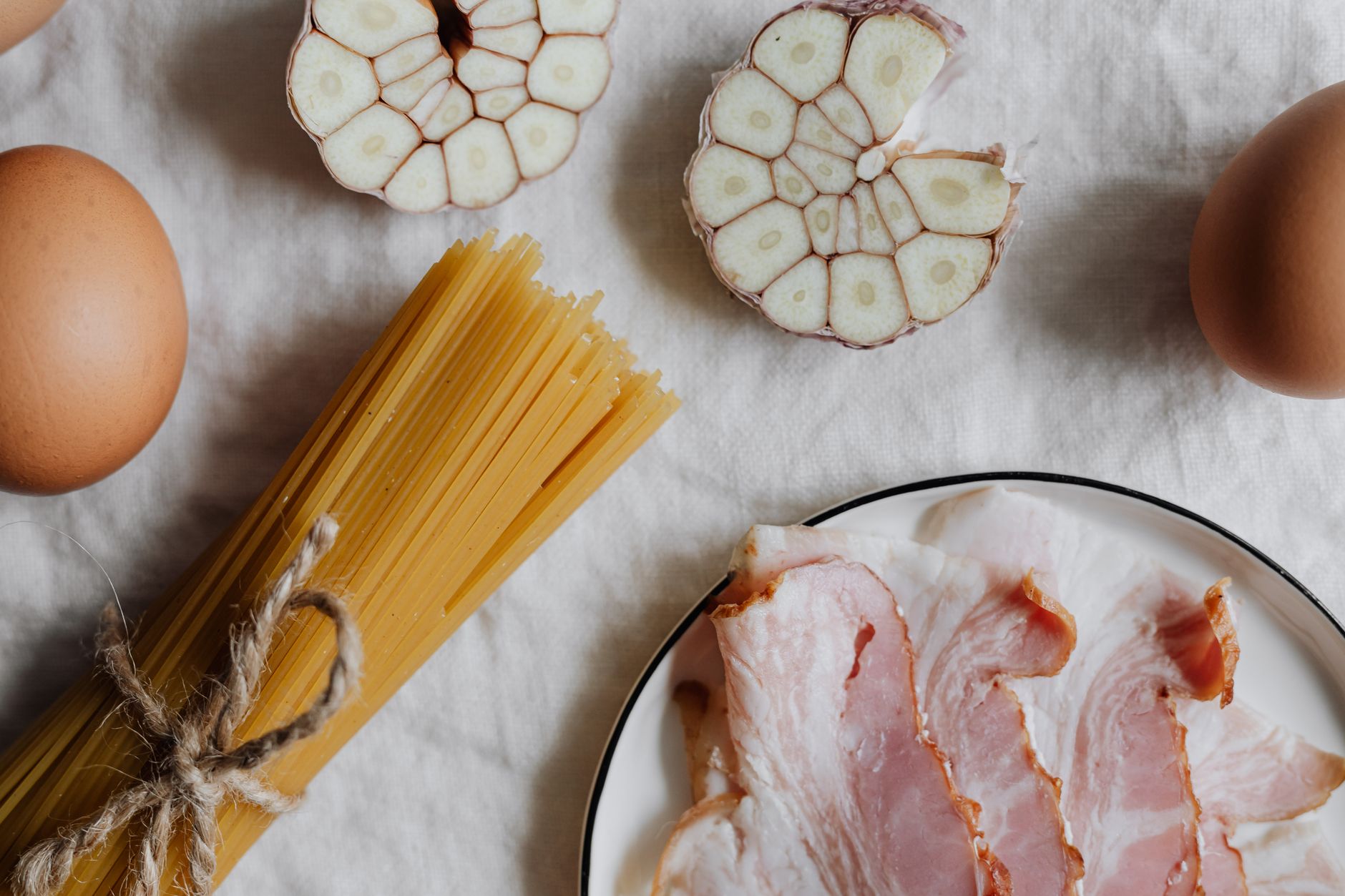 Creamy spaghetti carbonara with crispy bacon