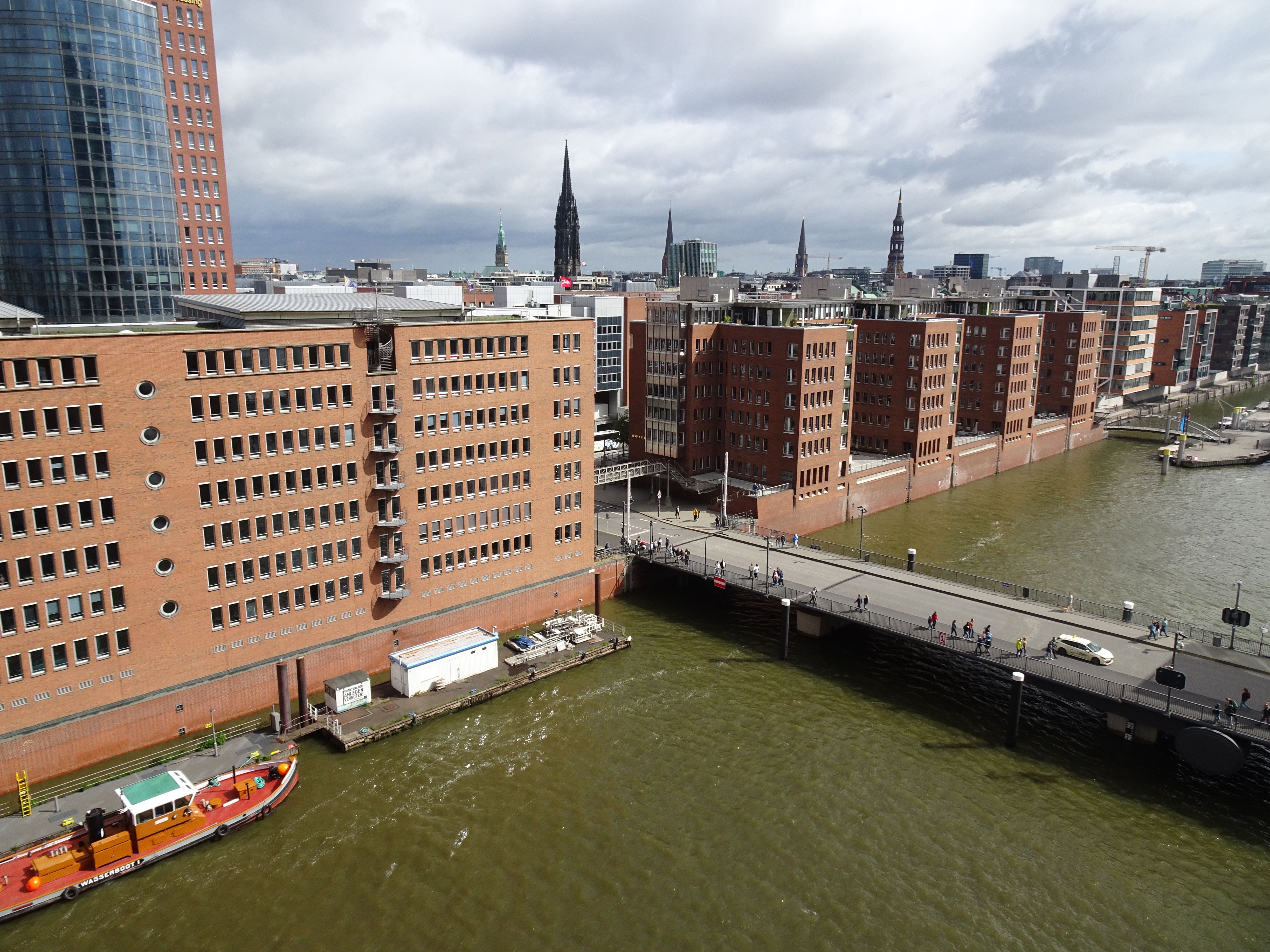 Urban Architecture Along the Elbe River in Hamburg · Free Stock Photo