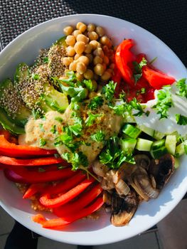 Bol de quinoa méditerranéen avec légumes rôtis